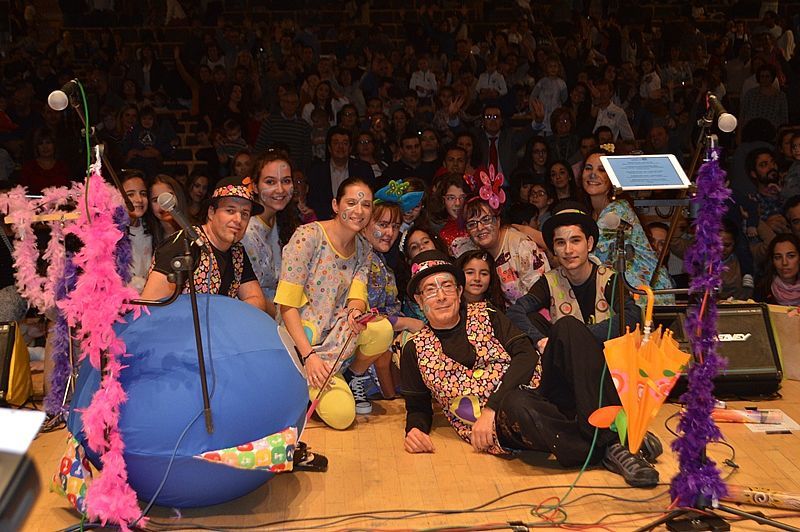 Arma Danzas con el público detrás posa ante la cámara de SALAMANCArtv AL DÍA | Fotos: Ángel Merino / Álex López