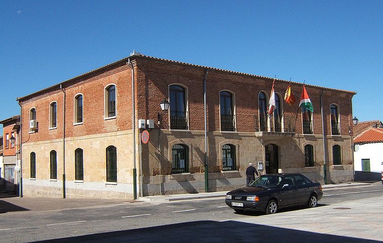 Ayuntamiento de Cantalpino en la plaza de España