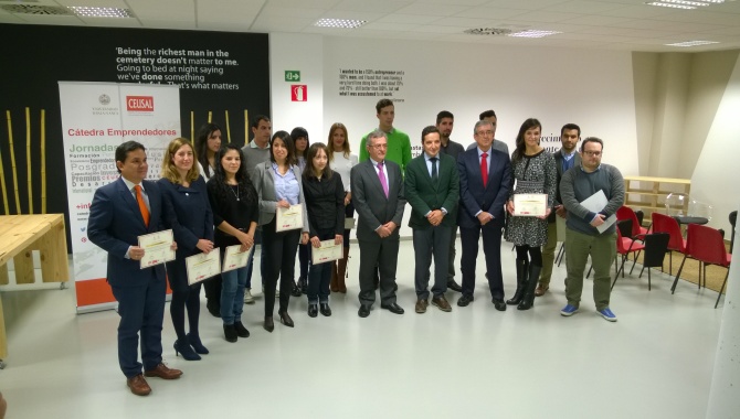 Foto familiar de los premiados junto al vicerrector de la Usal