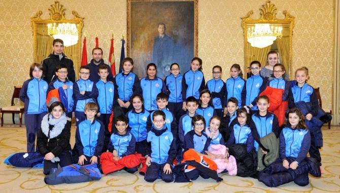 Foto familiar de los alumnos en el Salón de Recepciones del Ayuntamiento