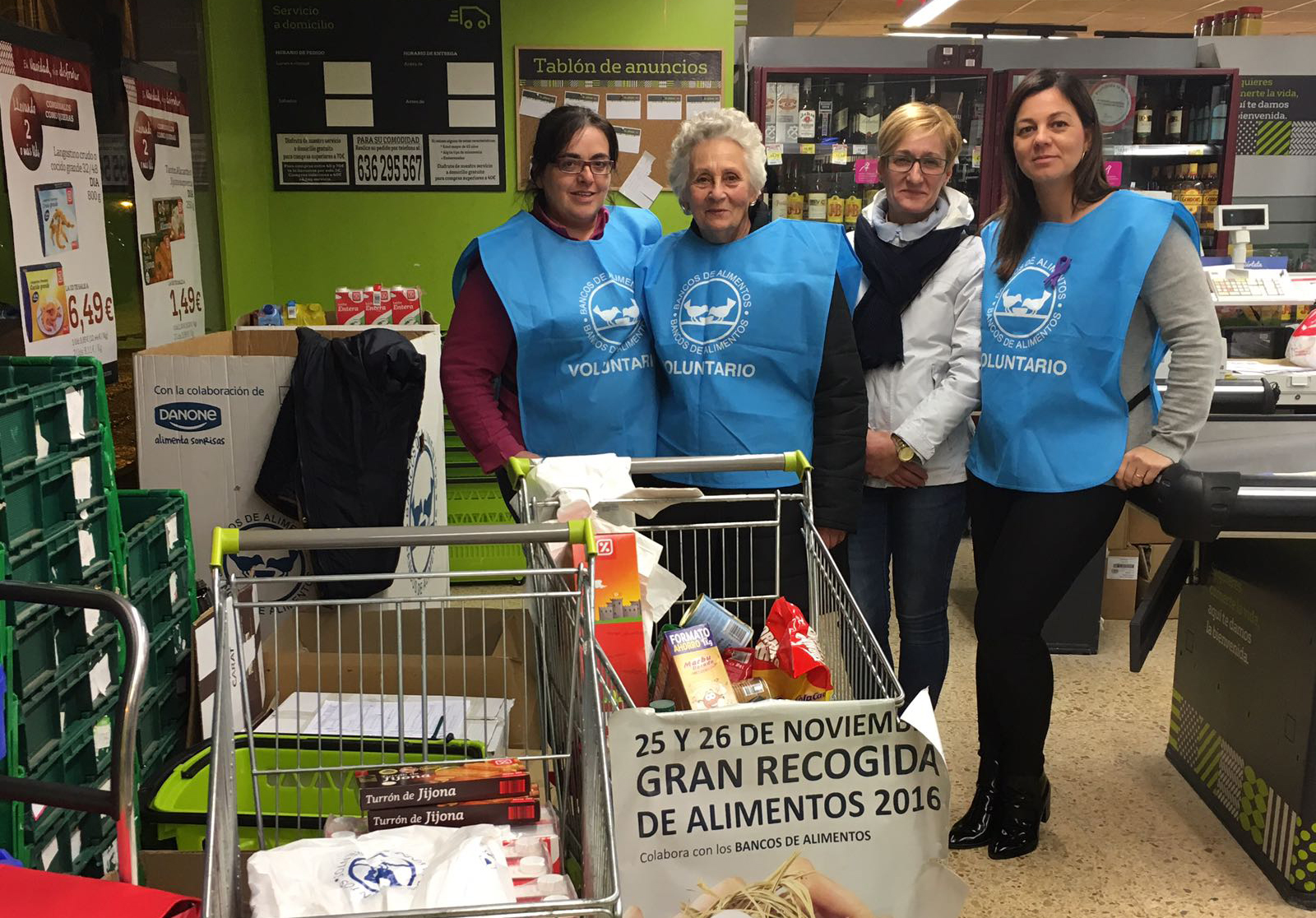 Una treintena de voluntarios, incluyendo representación municipal, efectuó la recogida de alimentos. Fotos: Ayto. de Guijuelo