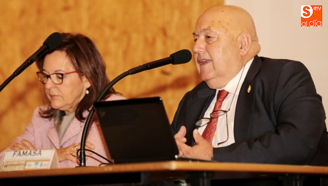 La concejala de Mayores, Isabel Macías, junto al presidente de FAMASA, Francisco Gómez