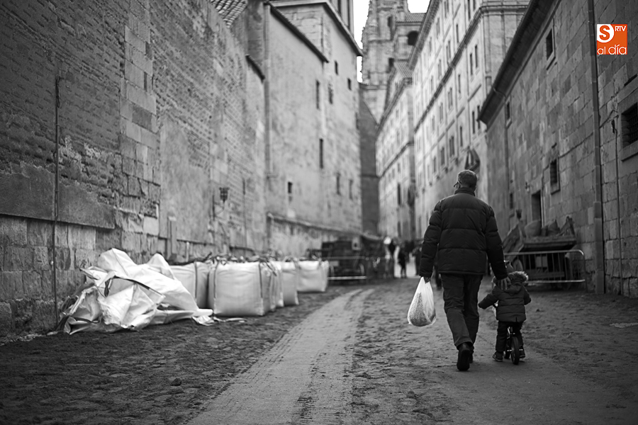 Un padre y su hijo pasean por la calle Compañía durante esta mañana (Foto de Álex López)