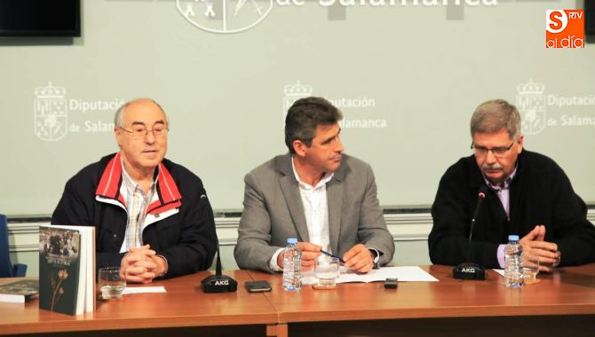 José Luis Puerto, a la izquierda, junto a Julián Barrera y Juan Francisco Blanco en la Sala de Comarcar