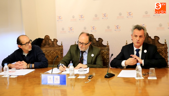 El vicerrector para la Conmemoración del VIII Centenario de la USAL, Mariano Esteban, en el centro, junto al director del Servicio de Actividades Culturales, Manuel Heras, y el director de la Academia de Música Antigua, Bernardo García Bernalt
