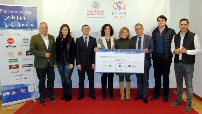 Momento de la entrega del cheque a la Universidad