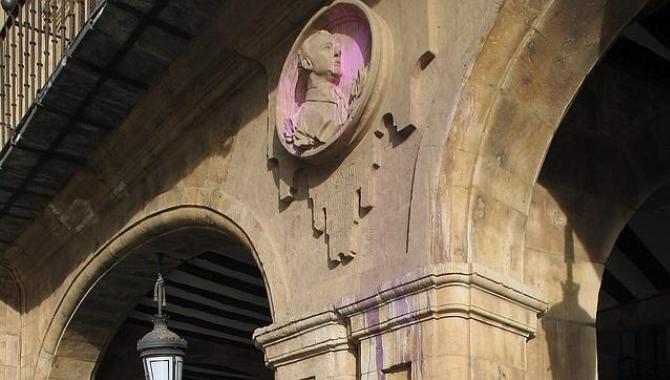 Patrimonio Cultural decidirá si debe retirarse de la Plaza el medallón de Franco  