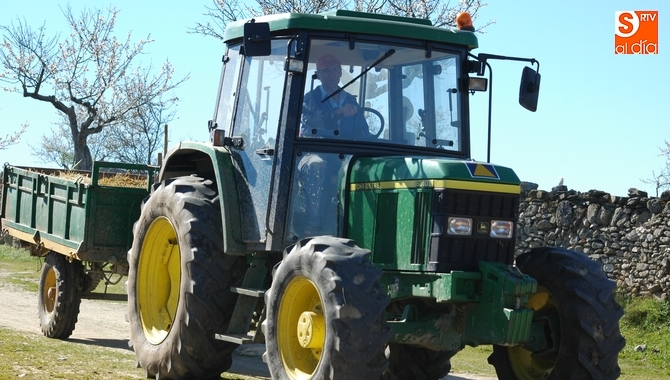 Trabajador del campo realizando labores con el tractor