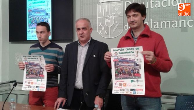 Efrén Mateo, Jesús María Ortiz y Eugenio Sánchez, presentando la prueba