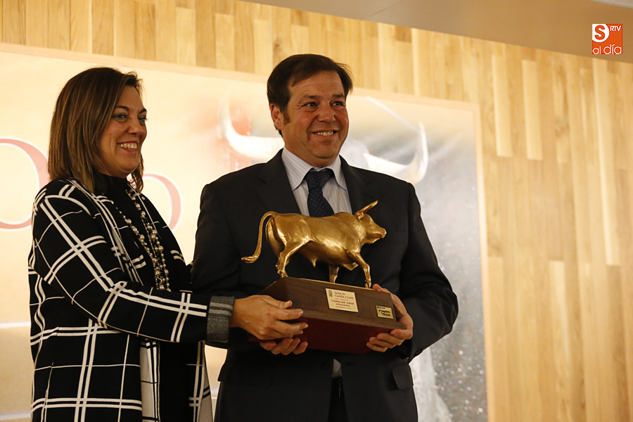 El ganadero galardonado, con la consejera Milagros Marcos. Foto: Alejandro López