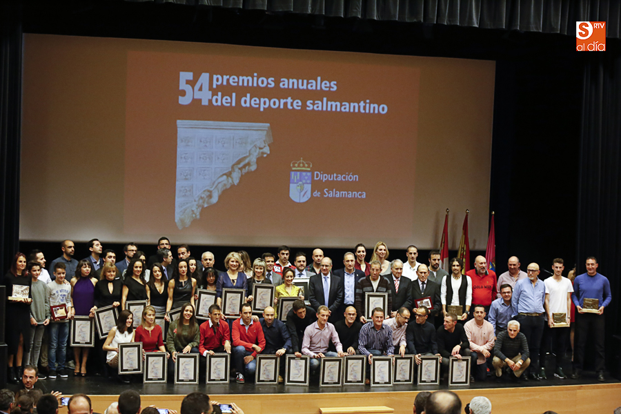Foto de familia con los galardonados. Fotos: Alejandro López