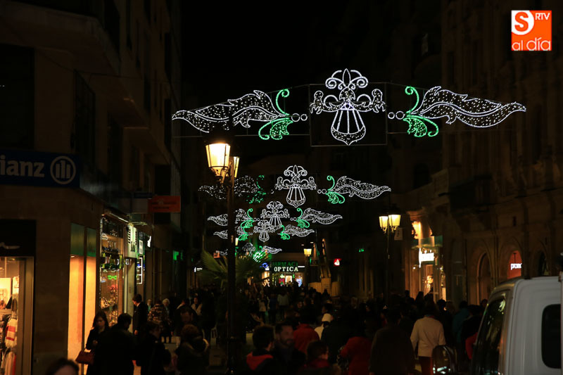 Las calles de Salamanca anuncian ya la Navida. Fotos: Alberto Martín