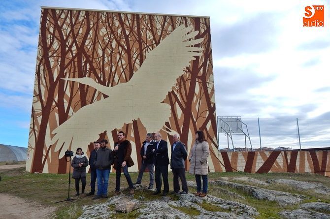 Los artistas del gran mural, junto a los representantes de la Corporación Municipal y de Enusa