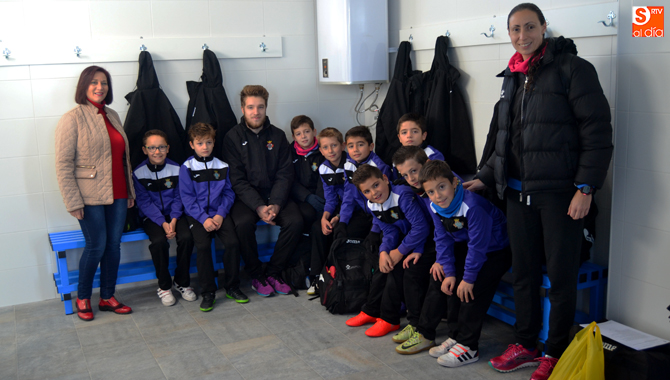 La alcaldesa Carmen Ávila y la edil de deportes Pilar García inauguraron hoy los nuevos vestuarios del Polideportivo