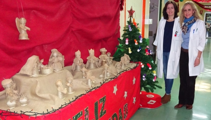 Rosa y Raquel, ante el Belén de la planta de Pediatría