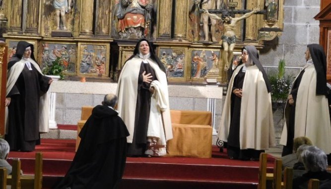 La iglesia de San Pedro Apóstol de Bañobárez acogía este montaje teatral