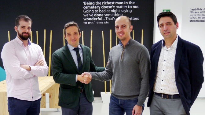El vicerrector de Investigación y Transferencia y director del Parque Científico de la Universidad de Salamanca, Juan Manuel Corchado, y los representantes de Pixel Innova, Víctor Caballero, Juan Barbero y Joan Campan