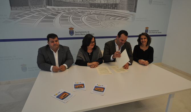 El Ayuntamiento dona 130 libros a la Asociación Síndrome de Down de Plasencia  