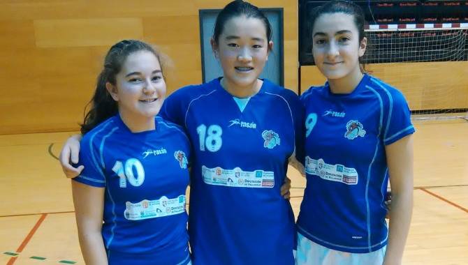 Yanire Igartua, Zhuxi Zhan y Elena García, en el equipo infantil femenino