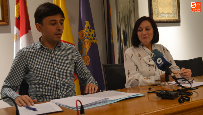 La alcaldesa Carmen Ávila y el concejal de festejos Francisco Díaz presentaron este lunes la programación navideña