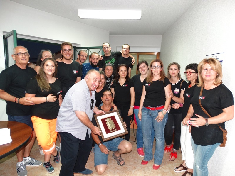 El alcalde Florentino Hernández (centro), junto con los miembros de la asociación Villoruela se Mueve