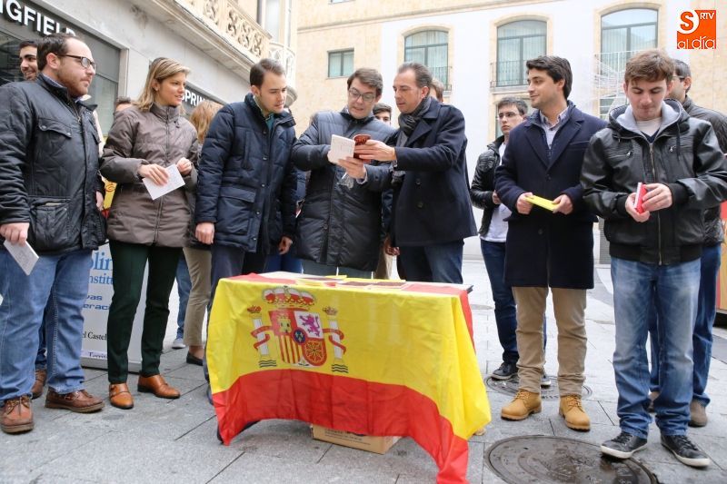 Alfonso Fernández Mañueco, en la Plaza del Liceo junto a Nuevas Generaciones