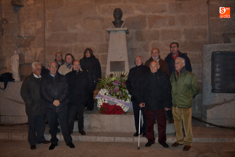 Representantes de las cofradias y numerosos fieles se daban cita junto al busto de Don Agustín en el aniversario de su muerte