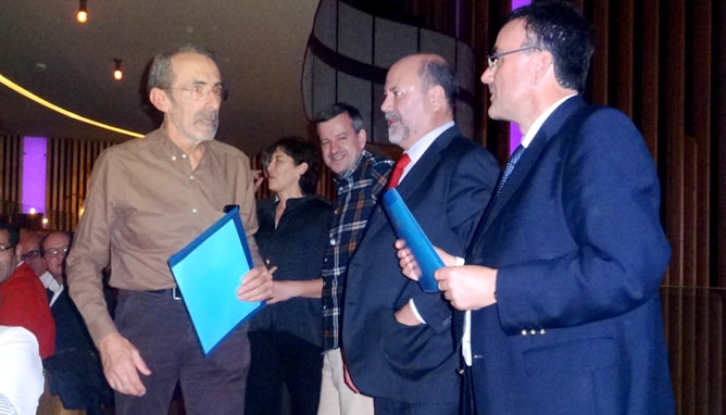 El profesor Sánchez San Román, del Área de Geodinámica Externa, recogiendo el premio