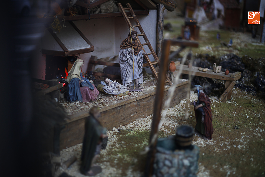 El Belén se encuentra en los escaparates de la esquina de la avenida Alamedilla y Canalejas (Foto de Álex López)