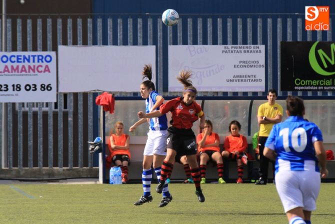 Una acción de un partido del Salamanca FF en el campo Vicente del Bosque
