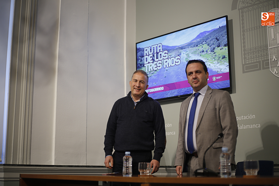 El alcalde de Sotoserrano, Sebastián  Requejo, y el diputado Javier García. Fotos: Alejandro López
