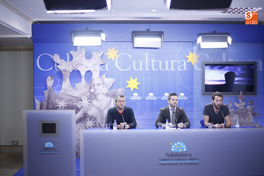 El concejal de Cultura, Julio López, en la rueda de prensa del preestreno de la película, en el centro, junto al actor Miguel Martín y el director del largometraje, Jon Cenzual (Foto de Álex López)
