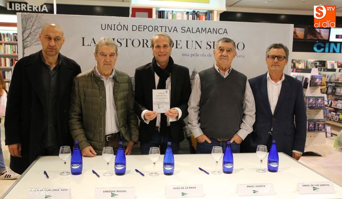 El director del documental y algunos ex jugadores de la UDS. Foto: Alberto Martín