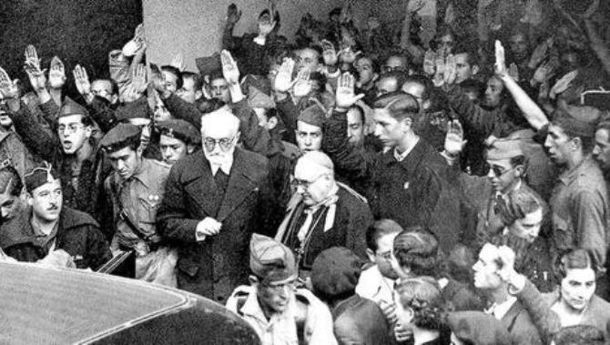 Salida de Unamuno del edificio de la Universidad de Salamanca, el día que se enfrentó a los fascistas