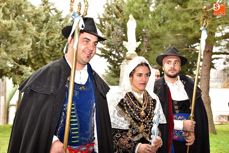 Alberto, Sandra y Víctor antes de la misa el día de la Inmaculada / FOTOS: JOSÉ ANT.  MARTÍN GARCÍA