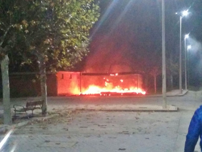 La atracción de caballitos de feria resultó prácticamente calcinada