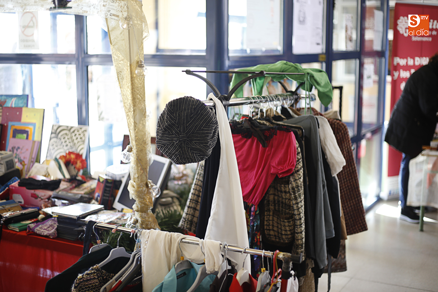 Mercadillo solidario en el hall de la Escuela Oficial de Idiomas (Foto de Álex López)