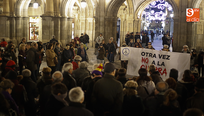 Momento de la concentración en la Plaza Mayor contra la guerra en Siria (Foto de Álex López)