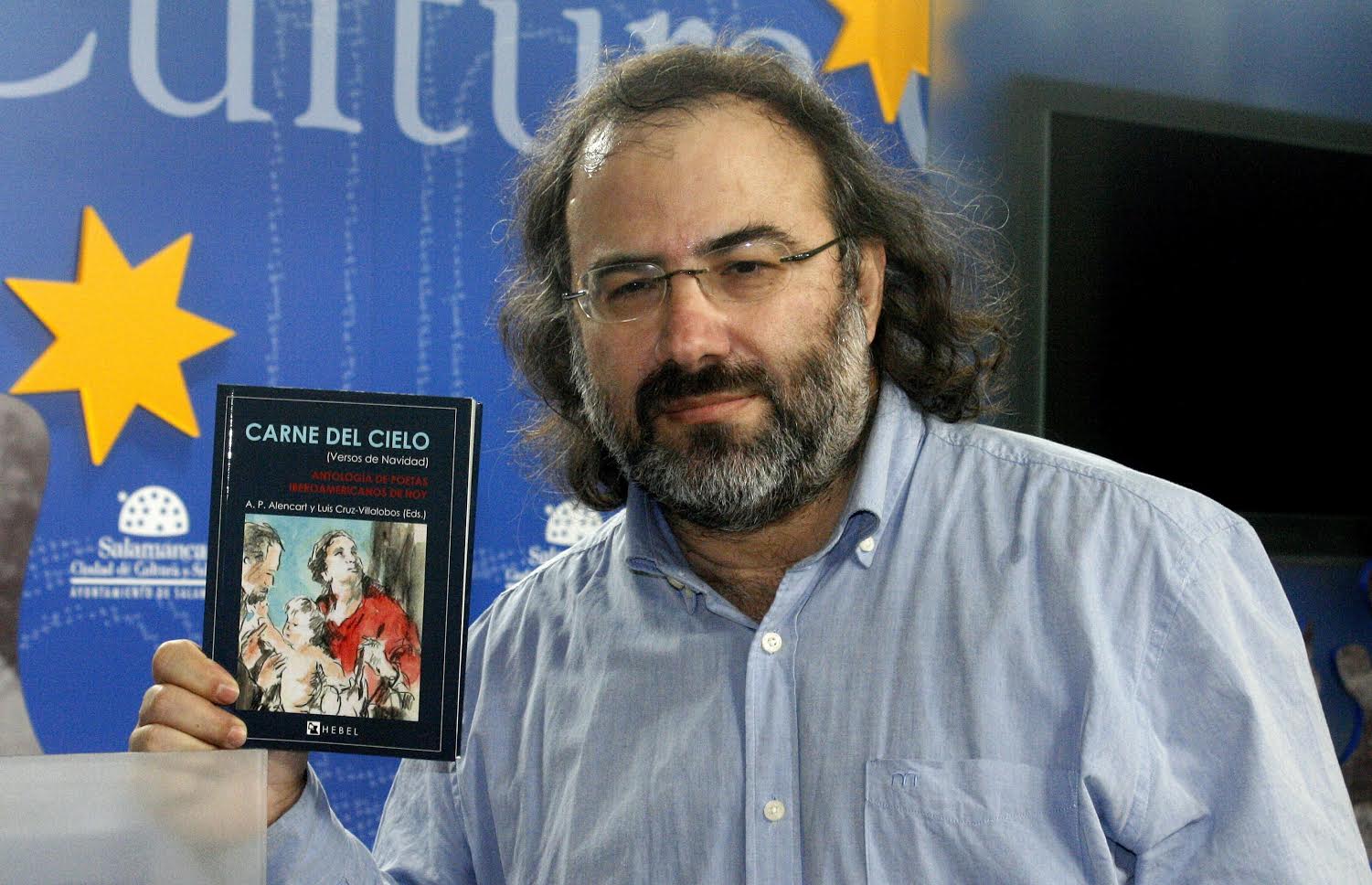 Alfredo Pérez Alencart con la antología (Foto de José Amador)