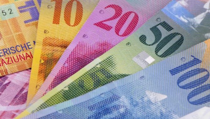 La organización OCU ayudará a los afectados por las hipotecas multidivisa  