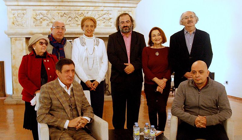 Jesús Fonseca, con algunos de los poetas y amigos que le acompañararon (Foto de José Amador Martín)