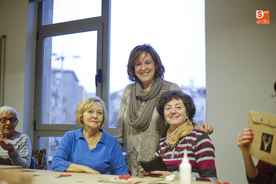 La concejala de Mayores, Isabel Macías, en su visita a este taller navideño / Foto de Alejandro López