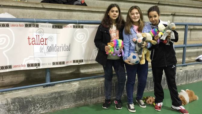 Unas niñas posan junto a unos peluches en la recogida del pasado año