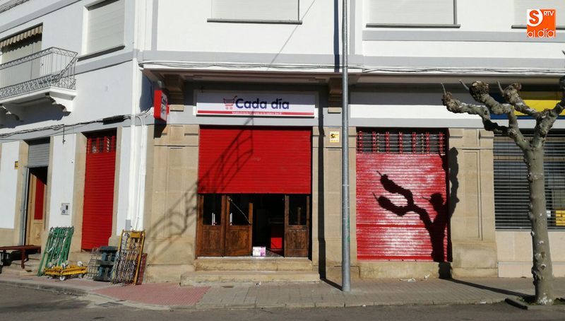 Lumbrales amplía su oferta comercial con un nuevo supermercado  