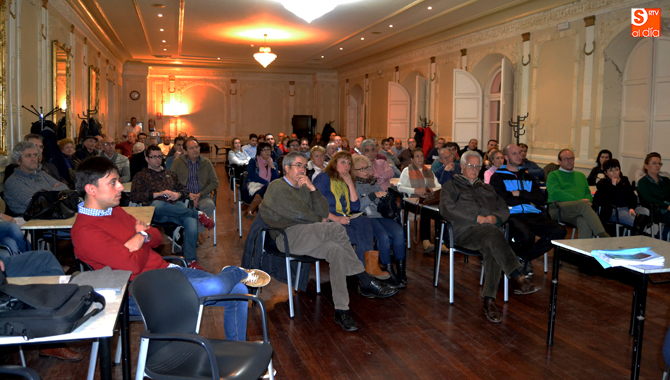 En torno a un centenar de personas acudían a la presentación del proyecto de reforma de las plazas celebrada en el Centro Social