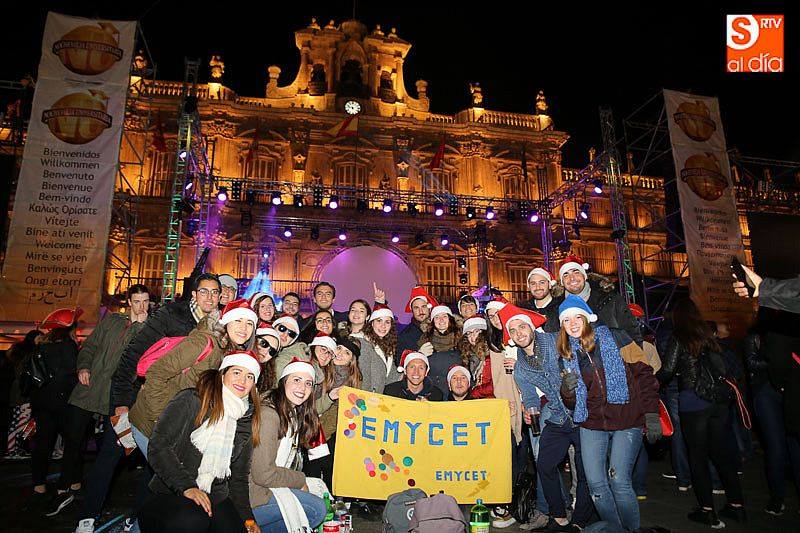 Gran ambiente en la Plaza Mayor a la espera de las campanadas. Fotos: Alberto Martín