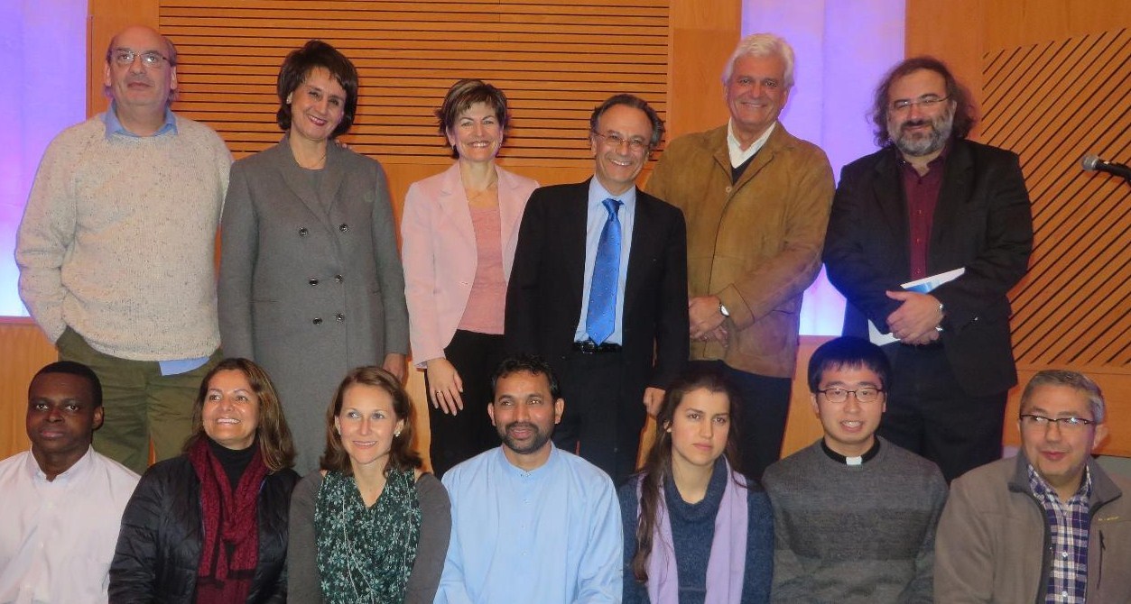 Poetas (de pie) y lectores en el homenaje a San Juan de la Cruz