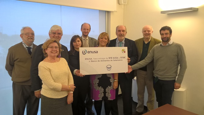 Representantes de Enusa y del Banco de Alimentos de Salamanca