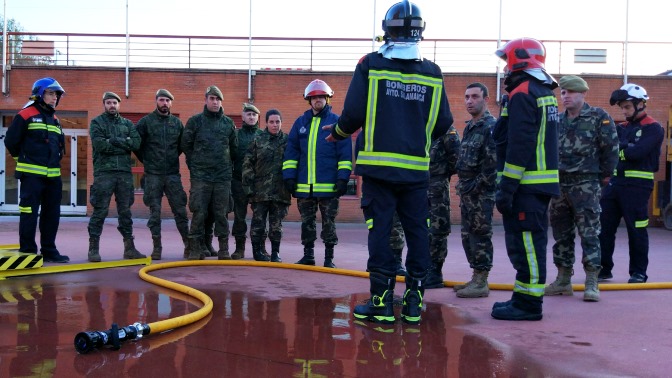  Bomberos formando a un equipo del Regimiento de Ingenieros de Salamanca