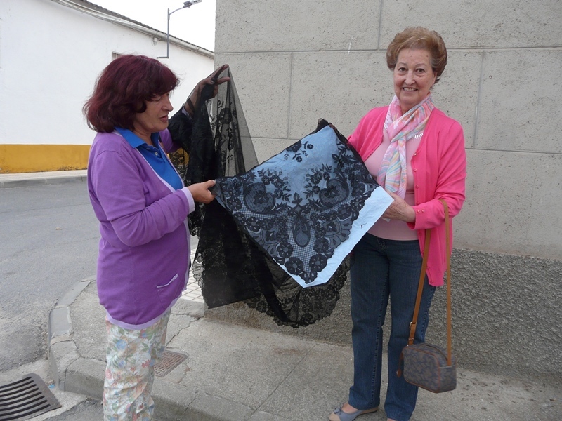 Elena Araujo muestra su mantilla en Villoria